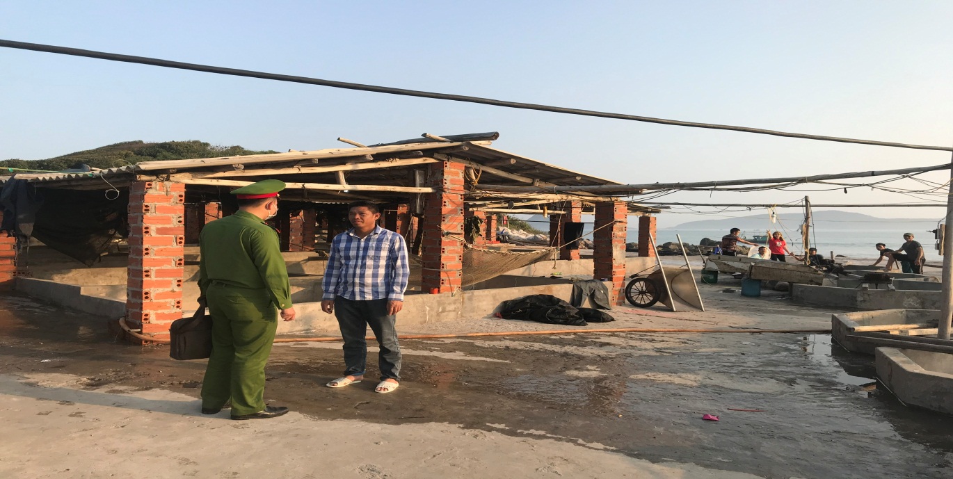 Công an xã Quan Lạn kiểm tra lưu trú và tuyên truyền, vận động người dân đi làm CCCD gắn chíp điện tử tại xưởng chế biến sứa thuộc hòn Cóc Sê  - đảo Thượng Mai - thôn Yến Hải, xã Quan Lạn