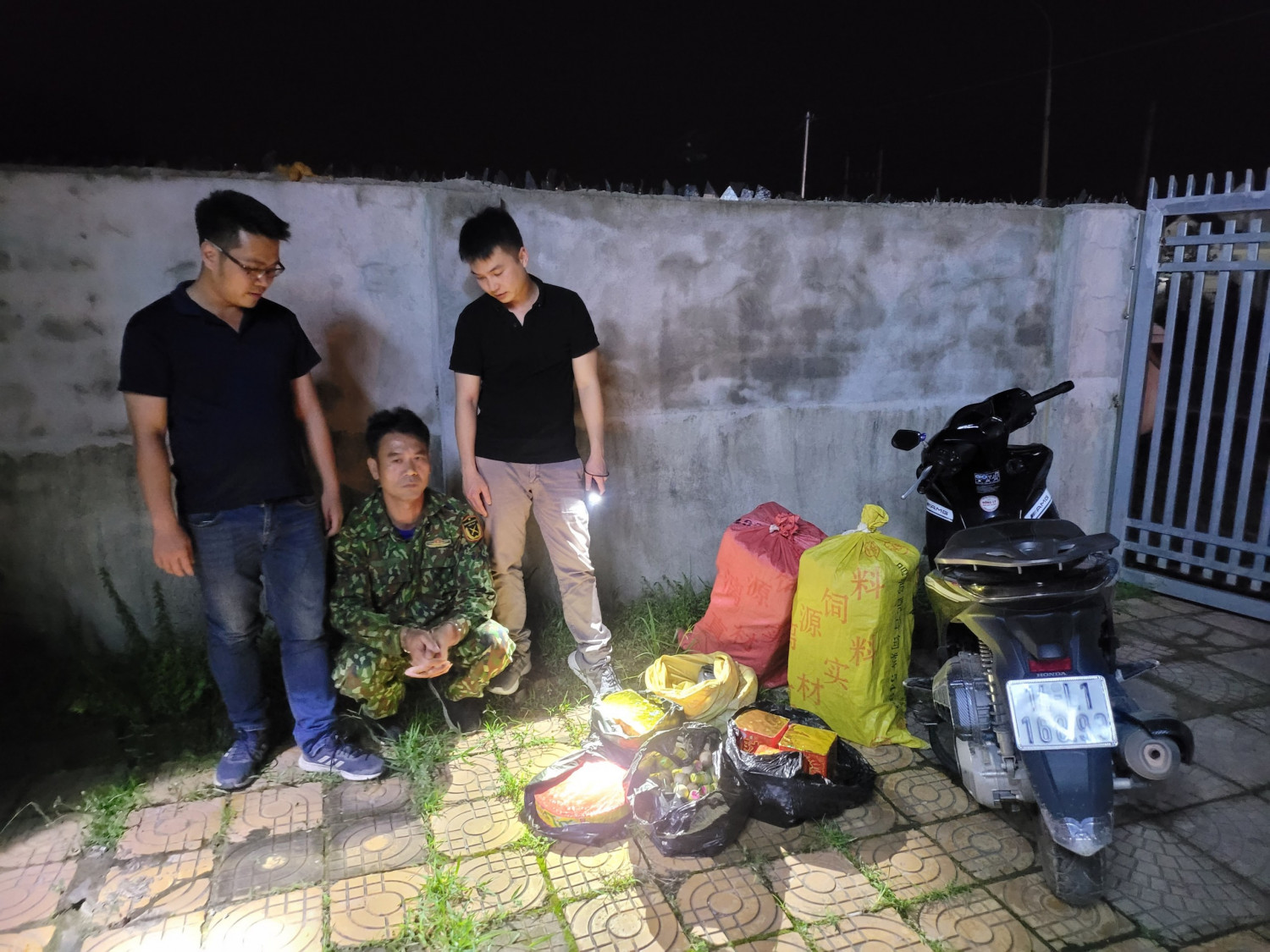 Bắt quả tang Nguyễn Văn Hà vận chuyển trái phép 58 kg pháo nổ