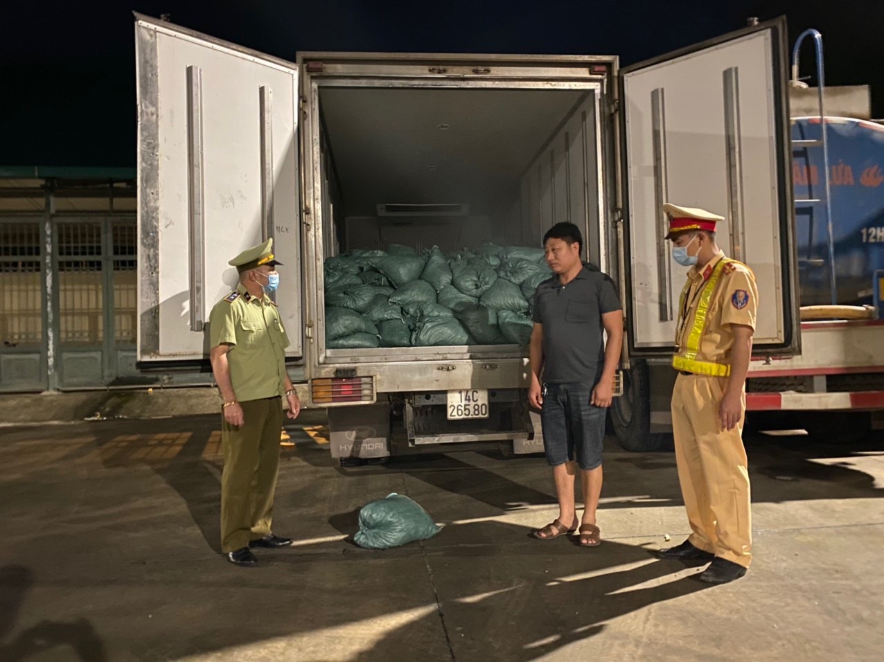 Cảnh sát giao thông bàn giao số chân gà không rõ nguồn gốc cho lực lượng Quản lý thị trường xử lýt theo quy định