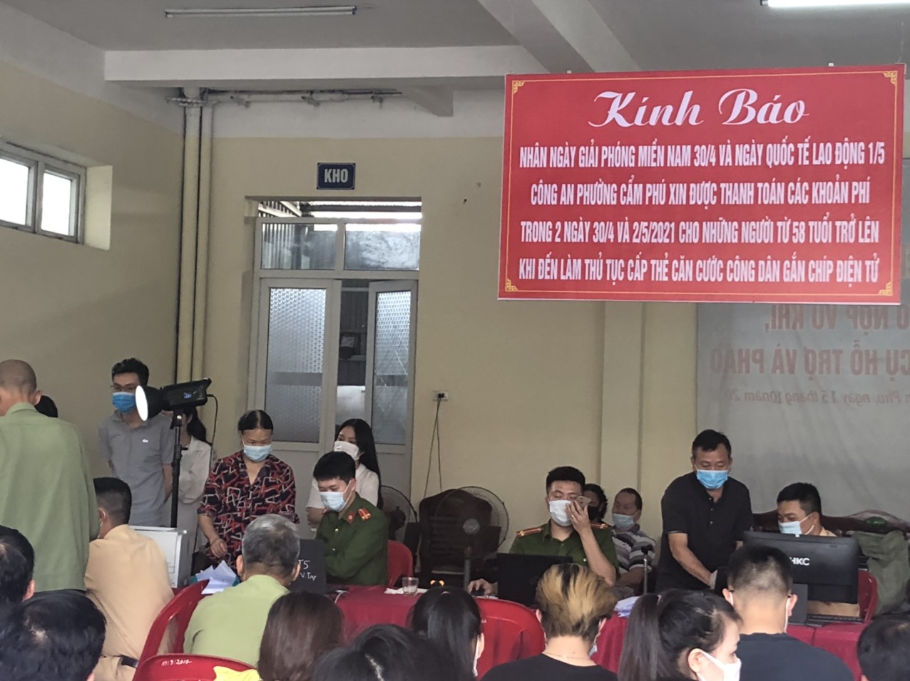 Công an phường Cẩm Phú làm CCCD trong những ngày nghỉ lễ