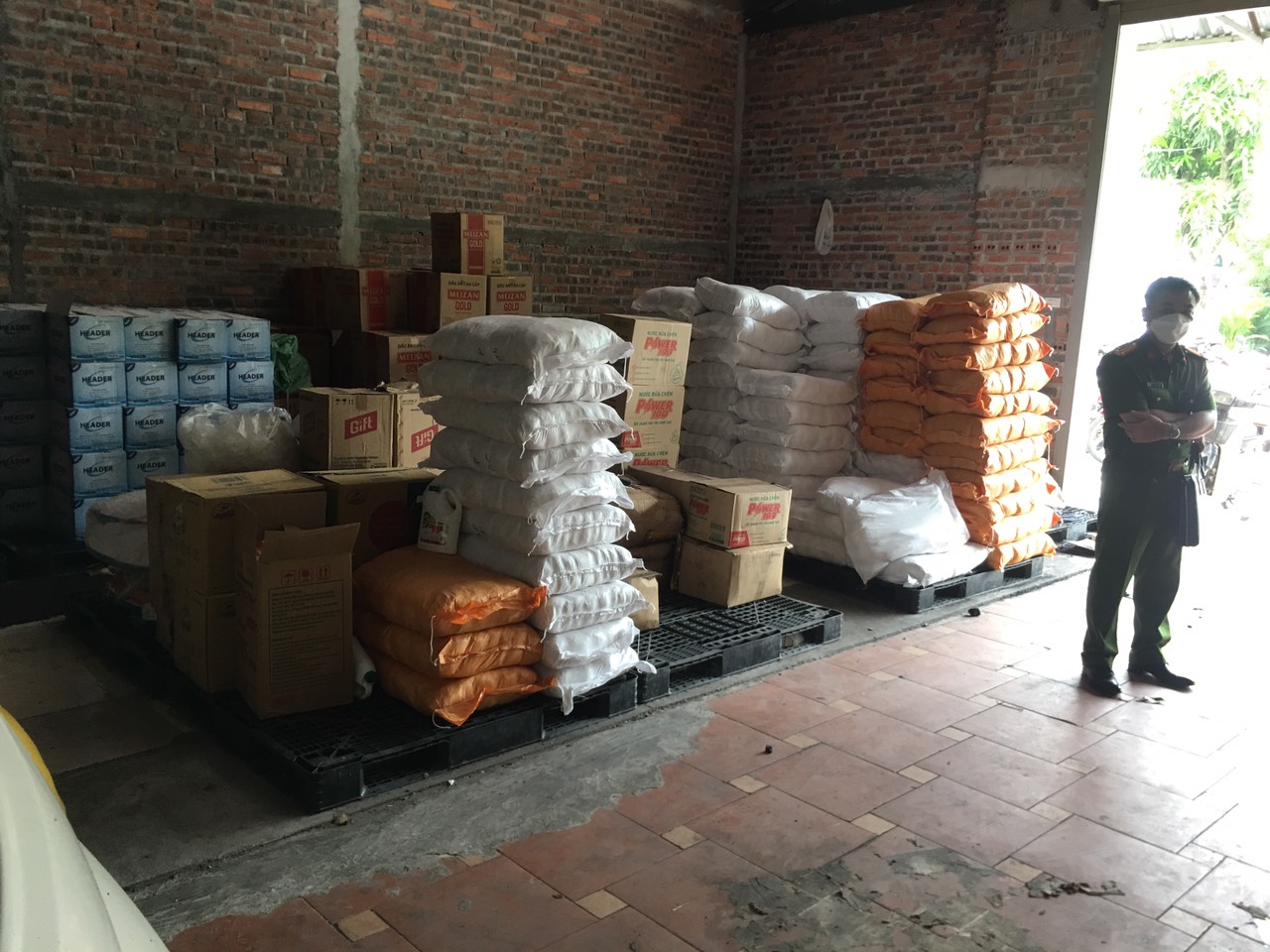 Công an thành phố Hạ Long thu giữ lượng nhiều mặt hàng thực phẩm không rõ nguồn gốc xuất xứ
