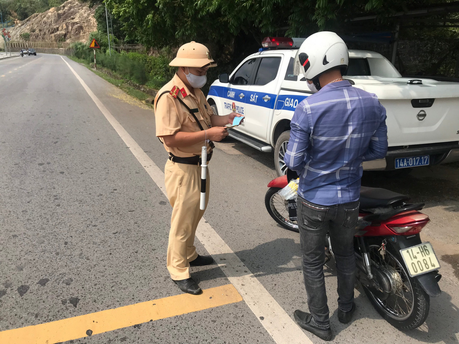 Lực lượng chức năng tăng cường tuyên truyền người dân chấp hành quy định chống dịch
