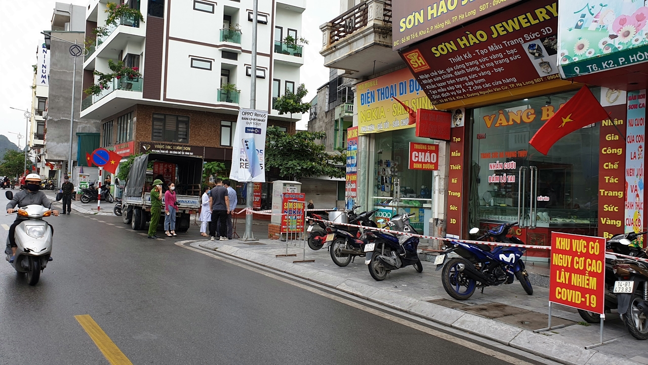 Lực lượng chức năng của TP Hạ Long tiến hành phong tỏa khu vực liên quan đến người thân của bệnh nhân dương tính Covid-19 Nguồn: Báo Quảng Ninh