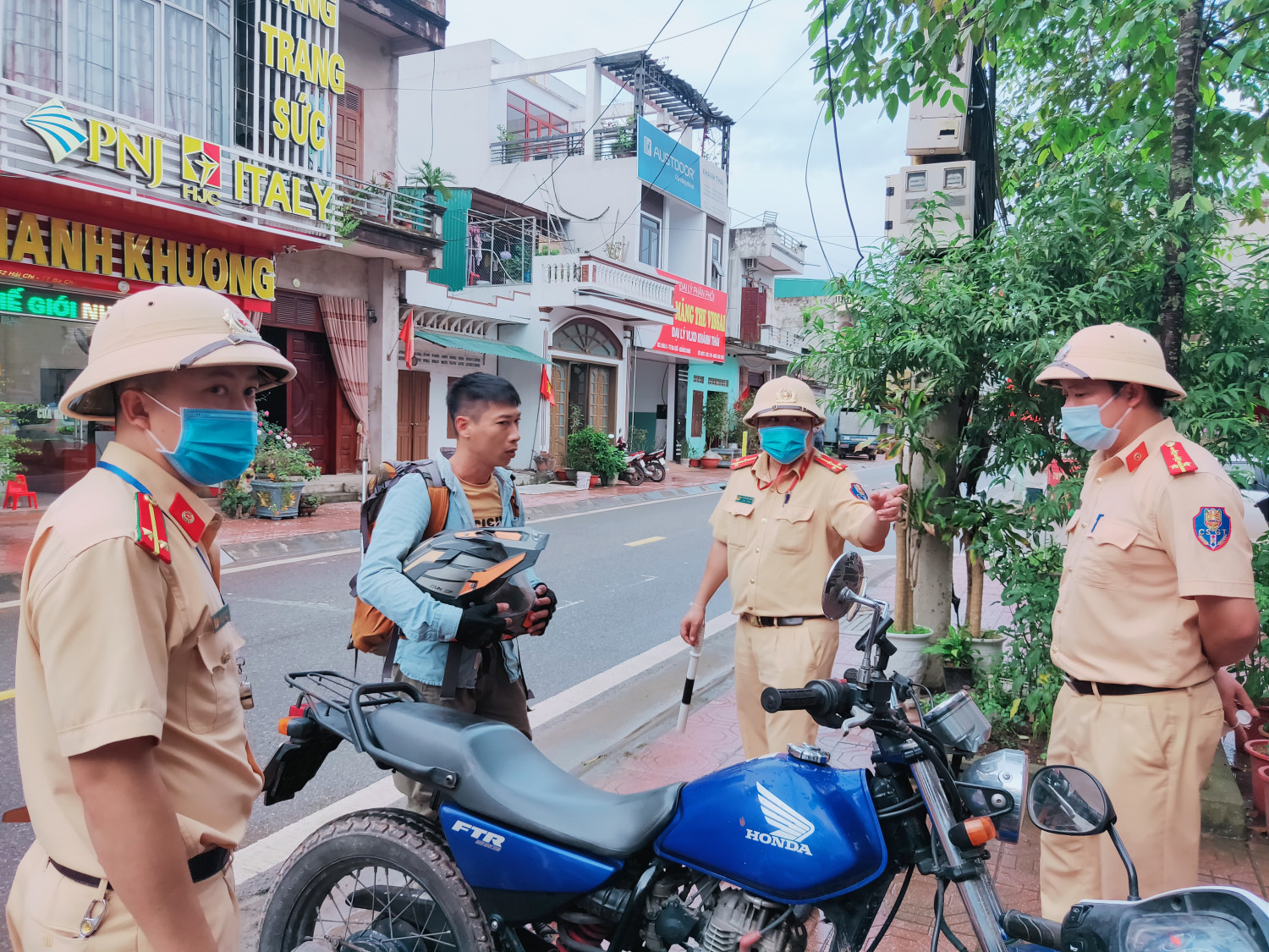 Lực lượng chức năng Ba Chẽ kiểm tra, xử lý các trường hợp không đeo khẩu trang nơi công cộng.
