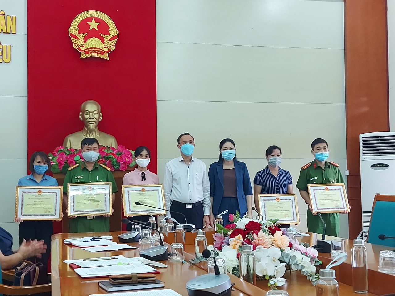 Các tập thể, cá nhân có thành tích xuất sắc trong công tác phòng, chống dịch Covid - 19 được UBND huyện Bình Liêu khen thưởng