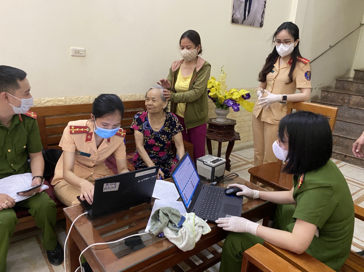 Tổ công tác thực hiện thủ tục cấp CCCD cho người cao tuổi trên địa bàn phường Hà Lầm