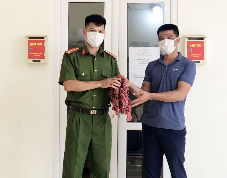Anh Nguyễn Văn Đạt giao nộp pháo cho Công an xã