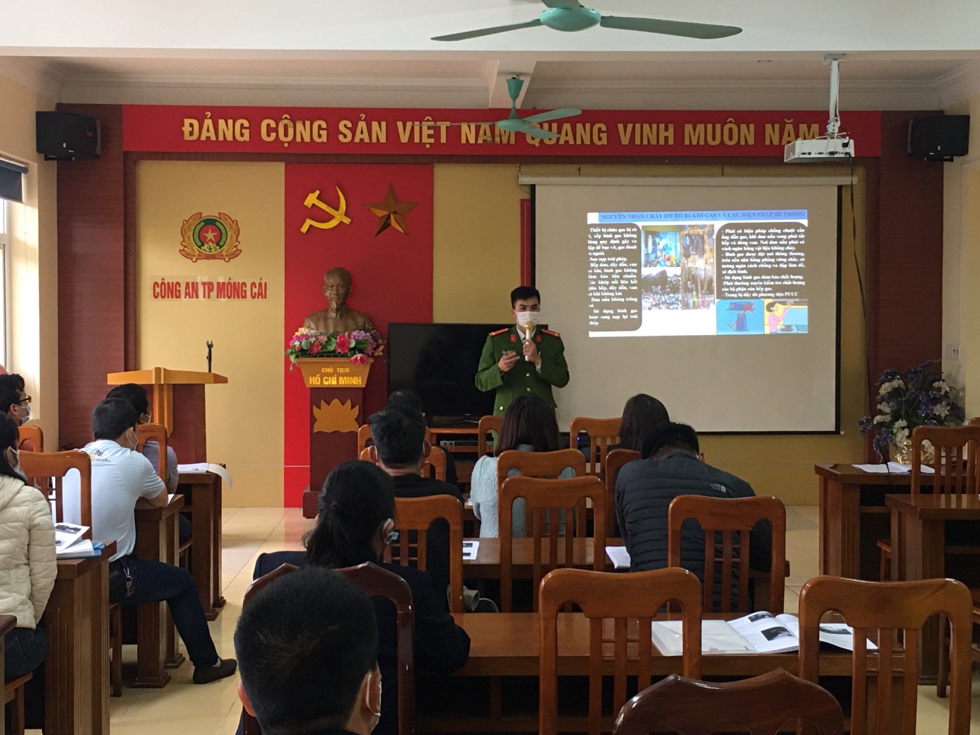Giảng viên trao đổi các kiến thức cơ bản về phòng cháy và chữa cháy cho các học viên