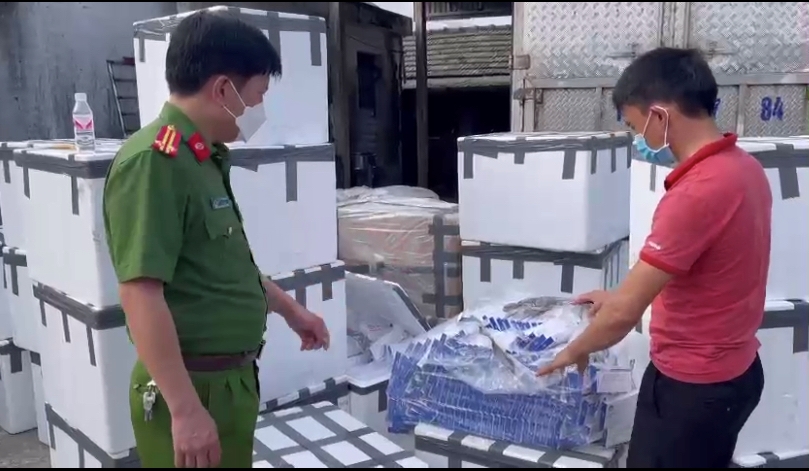 Số kit test Covid - 19 không rõ nguồn gốc thu giữ tại nhà Nguyễn Văn Đức
