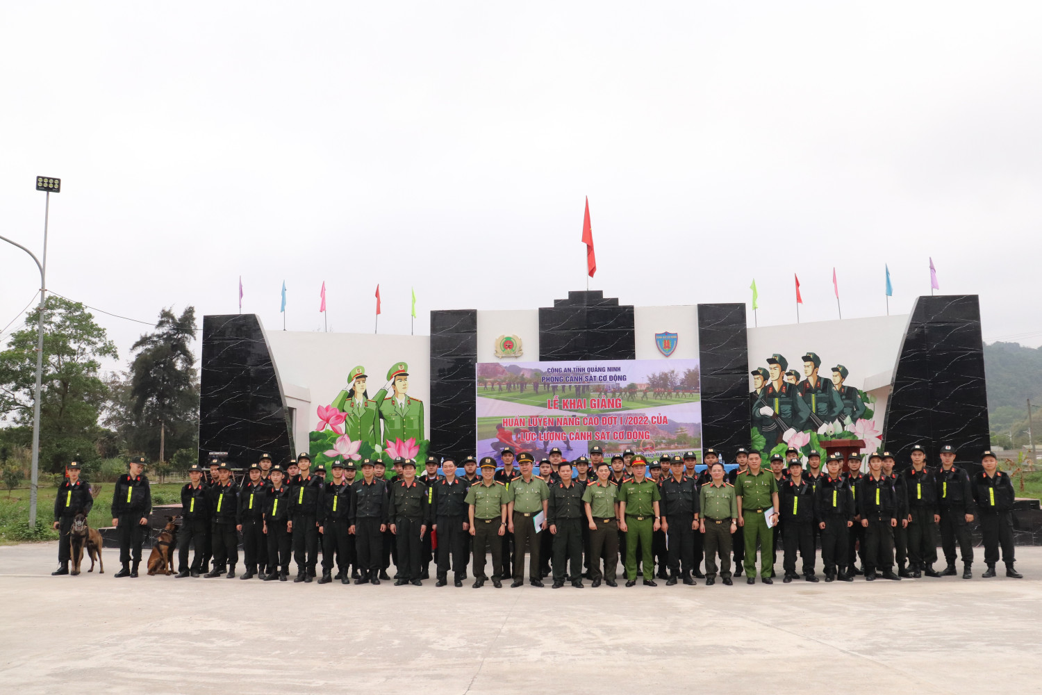 Lãnh đạo Công an tỉnh chụp ảnh lưu niệm với CBCS
