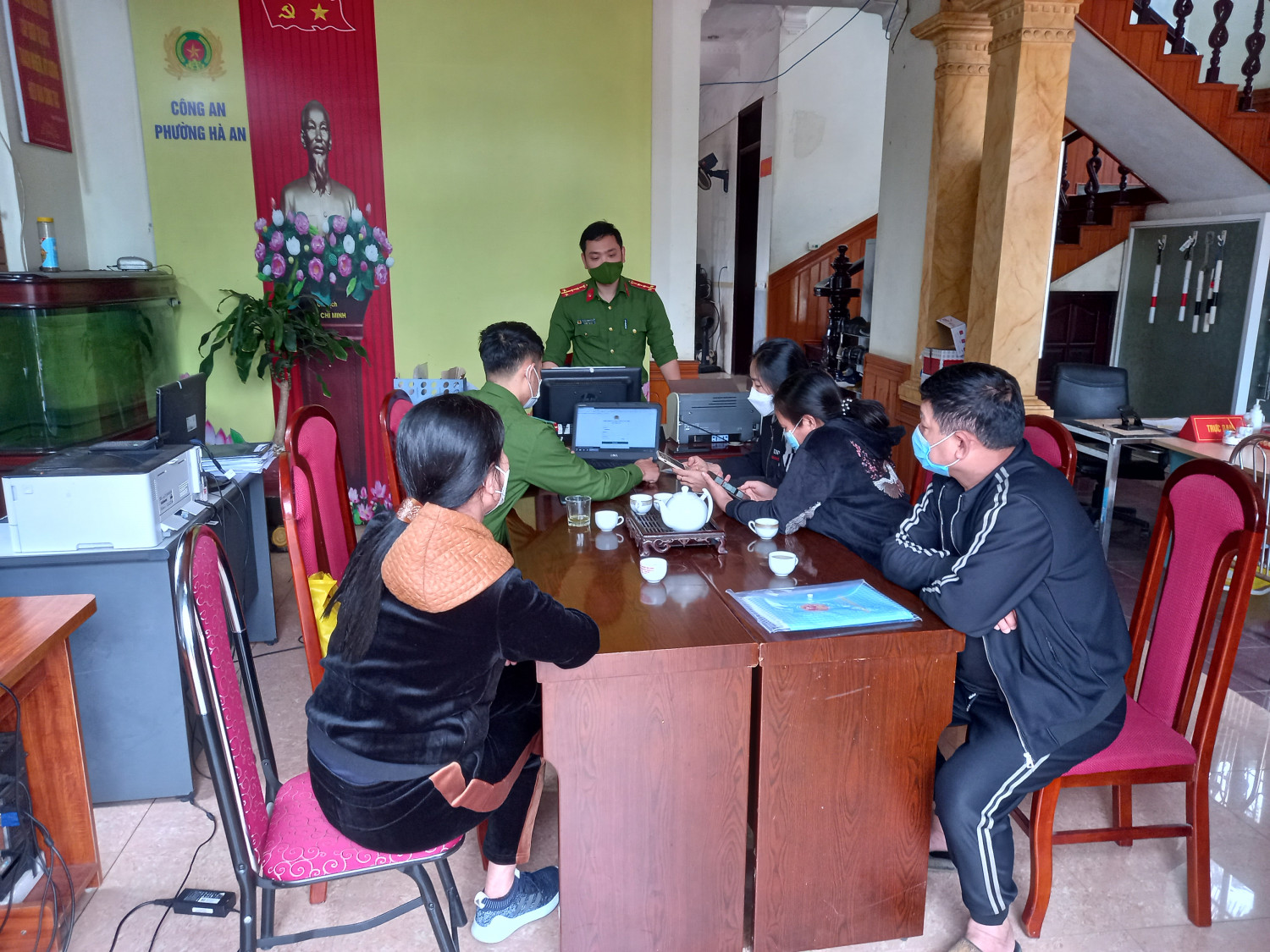 Công an phường Hà An tập huấn về công tác quản lý dịch vụ công trực tuyến cho các cơ sơ kinh doanh trên địa bàn