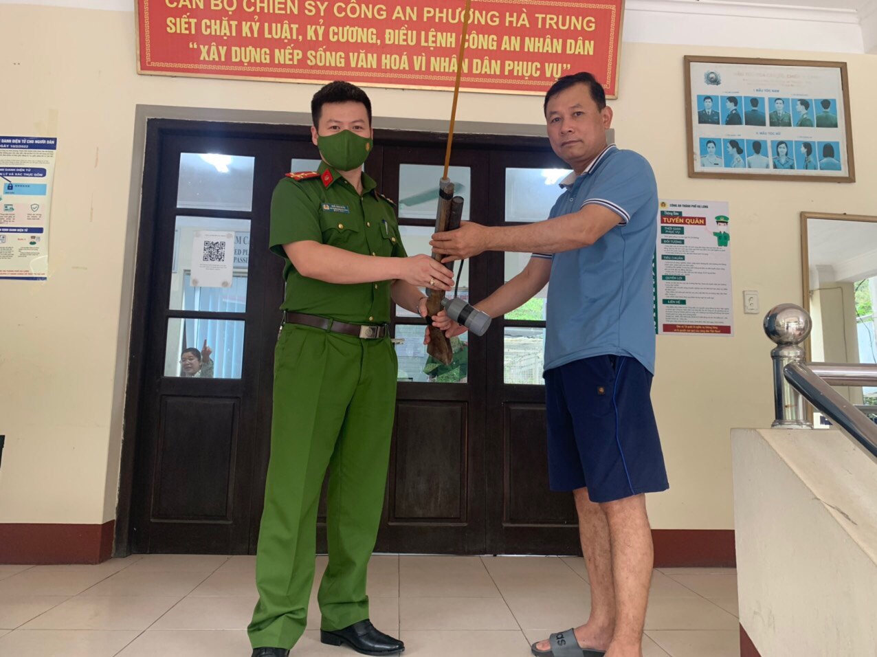 Công an phường Hà Trung tiếp nhận súng tự chế của người dân giao nộp
