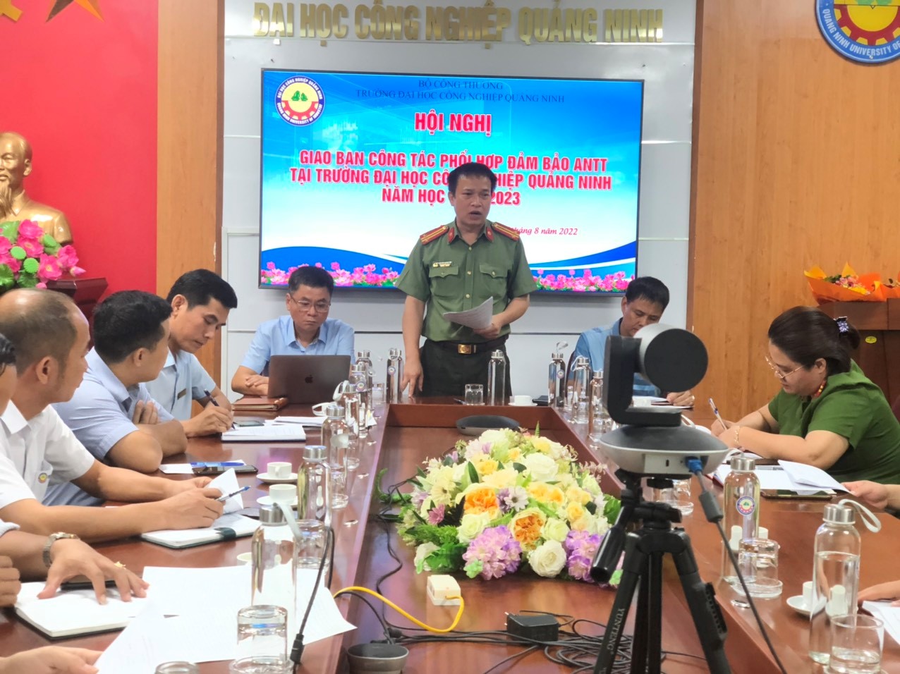Trung tá Nguyễn Xuân Phú - Phó trưởng phòng An ninh chính trị nội bộ phát biểu tại hội nghị