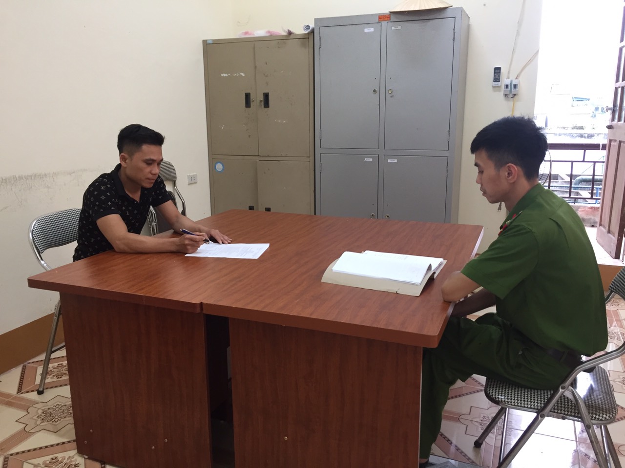 Cán bộ Cơ quan Thi hành án hình sự Công an huyện Bình Liêu cấp giấy chấp hành xong thời gian thử thách của người được hưởng án treo
