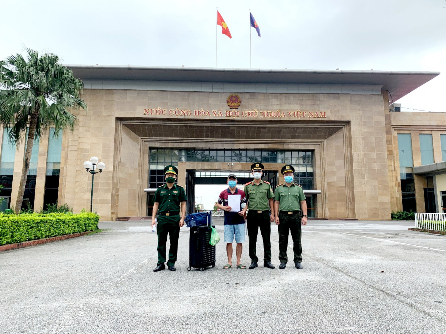Lực lượng chức năng tiến hành trục xuất Lu Manjia ra khỏi lãnh thổ Việt Nam đảm bảo an toàn, đúng quy trình, quy định.