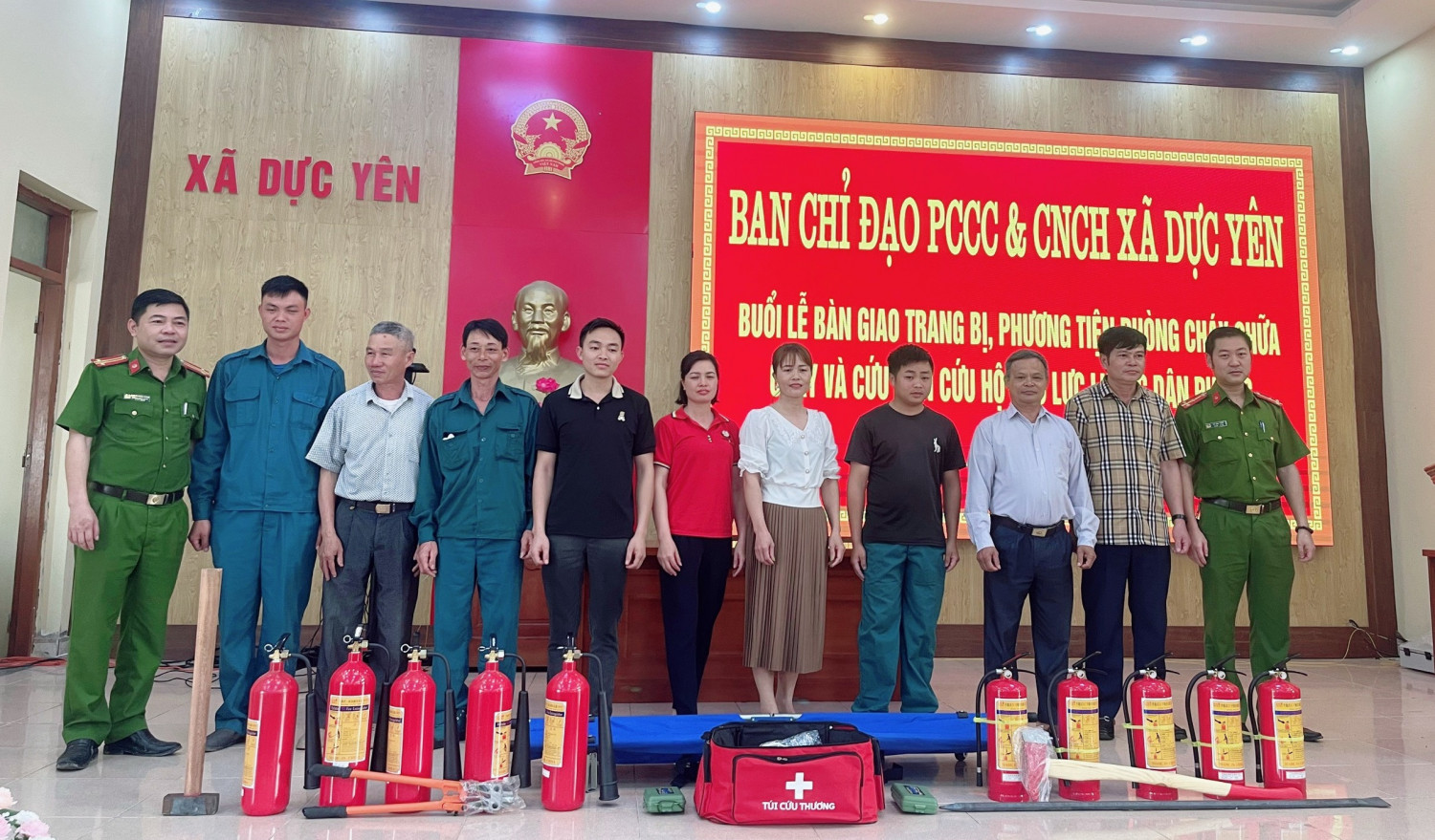 Bàn giao trang bị phương tiện chữa cháy, cứu nạn, cứu hộ cho lực lượng dân phòng
