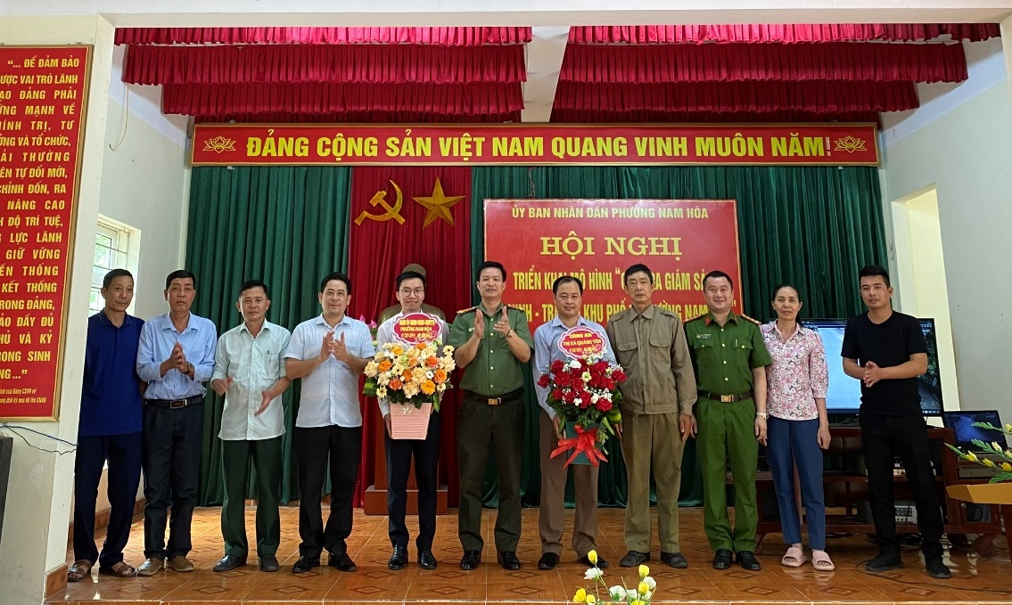 Lãnh đạo Công an thị xã và đại diện cấp ủy, chính quyền địa phương tặng hoa chúc mừng Tổ thường trực ra mắt