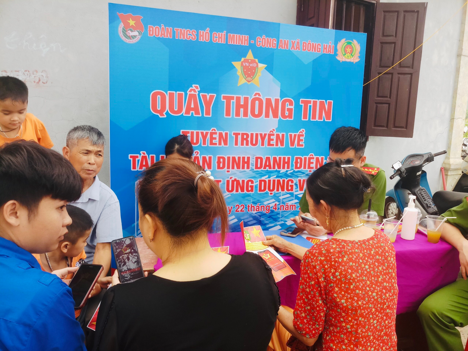 Tuyên truyền, hướng dẫn người dân cài đặt VNeID và kích hoạt tài khoản định danh điện tử tại lễ hội