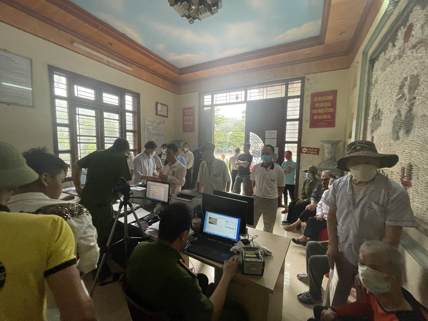 Công an phường Minh Thành vận động nhân dân đến làm CCCD gắn chíp điện tử tại trụ sở