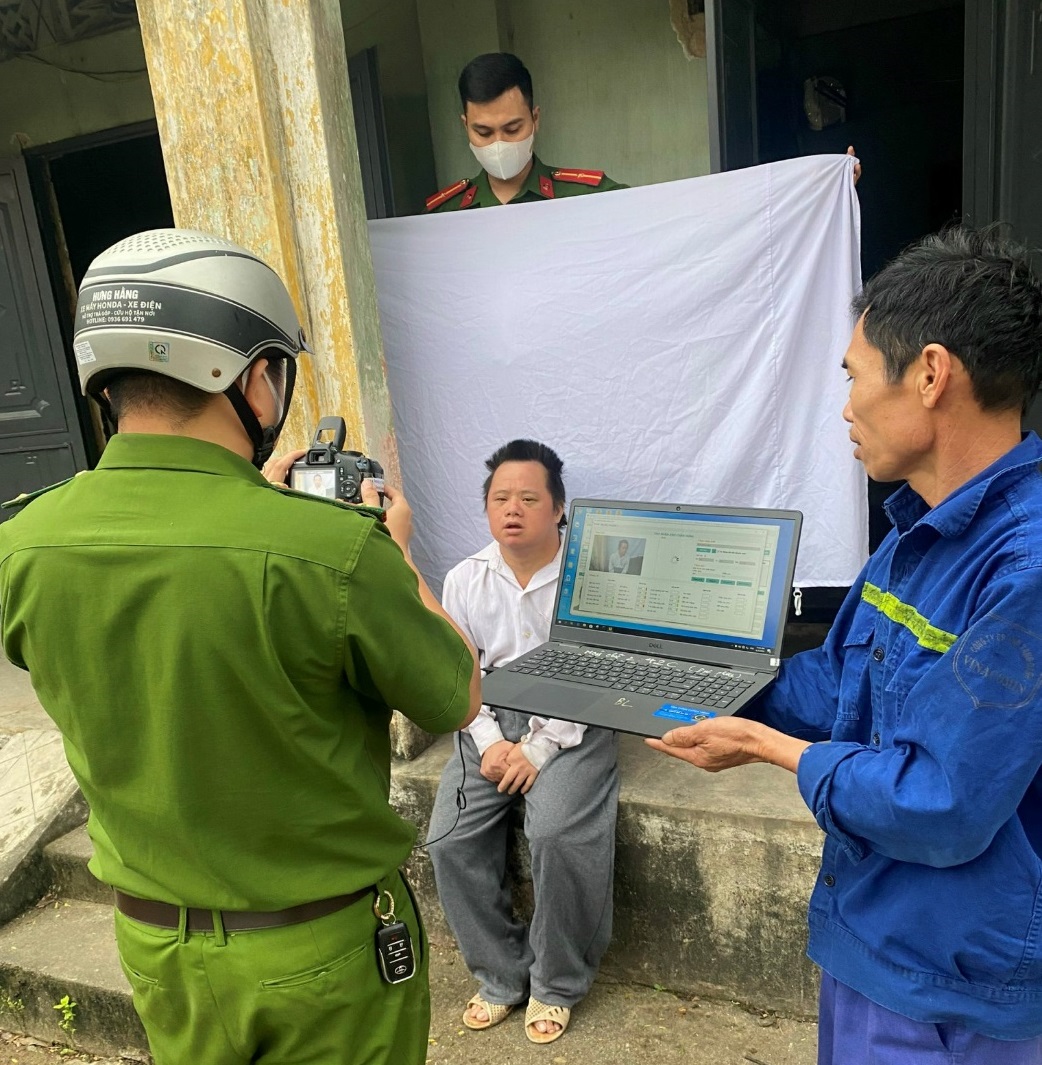 Công an xã Sông Khoai đến tận nhà làm CCCD cho người  già yếu, bệnh tật, đi lại khó khăn