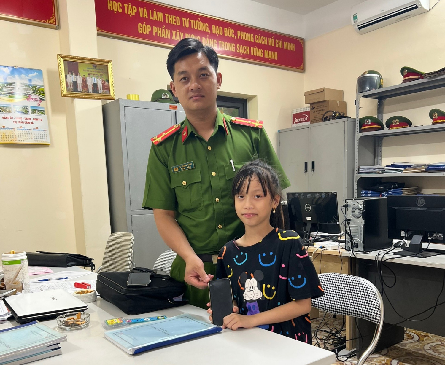 Cháu Diệp Anh mang ngay chiếc điện thoại nhặt được đến Công an thị trấn Đầm Hà