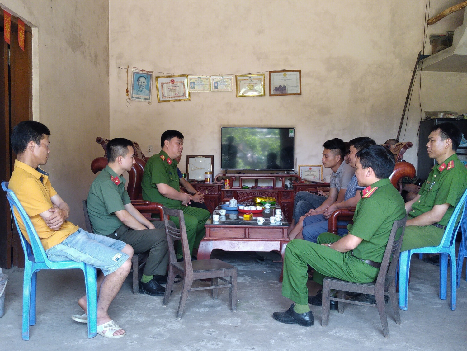 Thăm hỏi, động viên gia đình có 2 cháu bé bị đuối nước
