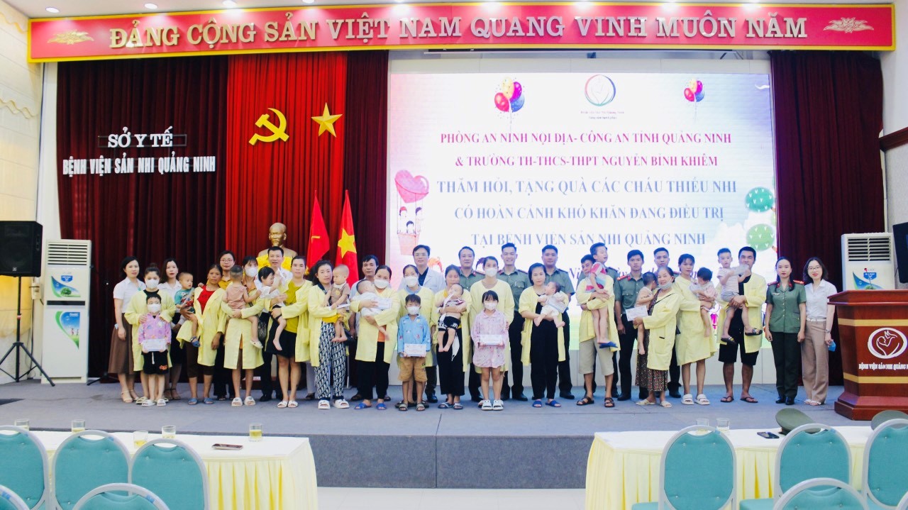 Phòng An ninh nội địa thăm, tặng quà các bệnh nhi có hoàn cảnh đặc biệt khó khăn