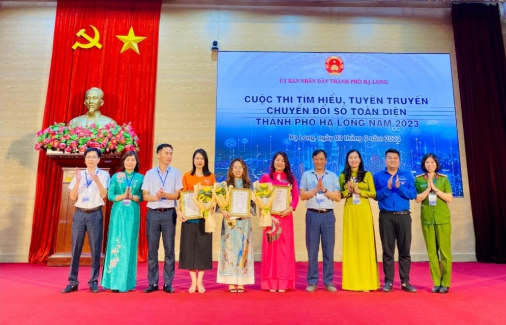 ban to chuc trao giai nhat va nhi cho cac don vi doat giai