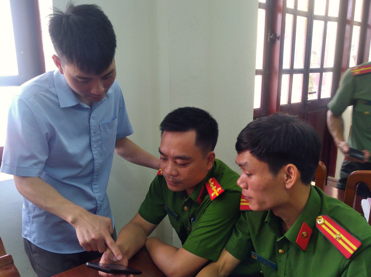 Cán bộ Trung tâm hành chính công hướng dẫn đăng ký chữ ký số