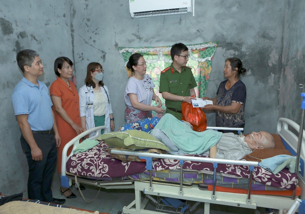 Chi đoàn Công an huyện Hải Hà phối hợp thăm, khám chữa bệnh miễn phí cho hộ gia đình có hoàn cảnh khó khăn