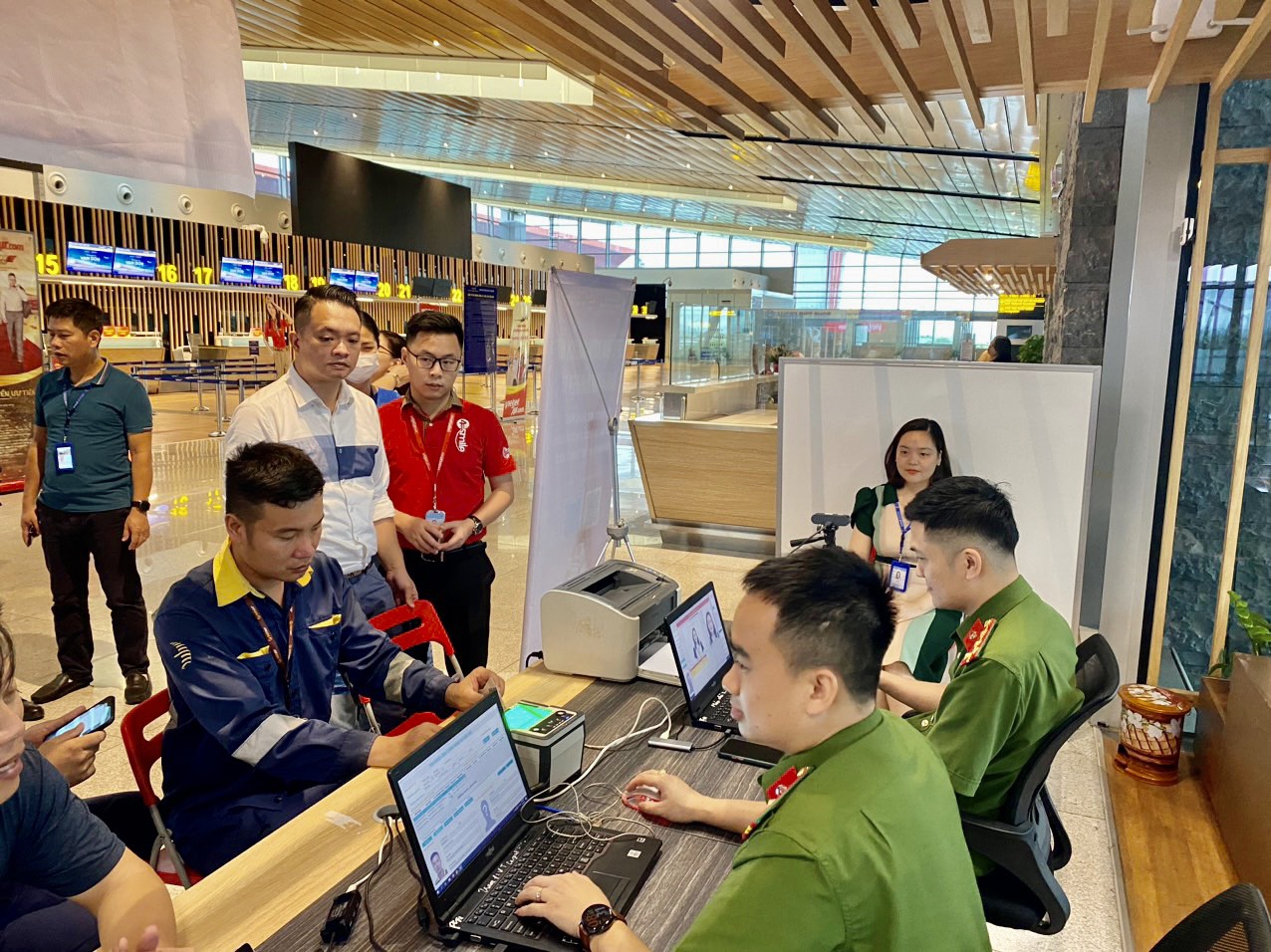 Làm thủ tục cấp CCCD và tài khoản định danh điện tử tại Cảng Hàng không Quốc tế Vân Đồn