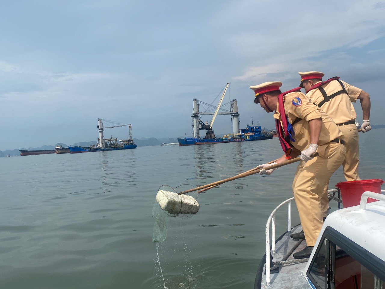 Phòng Cảnh sát đường thủy tổ chức thu dọn rác thải trên vịnh Hạ Long