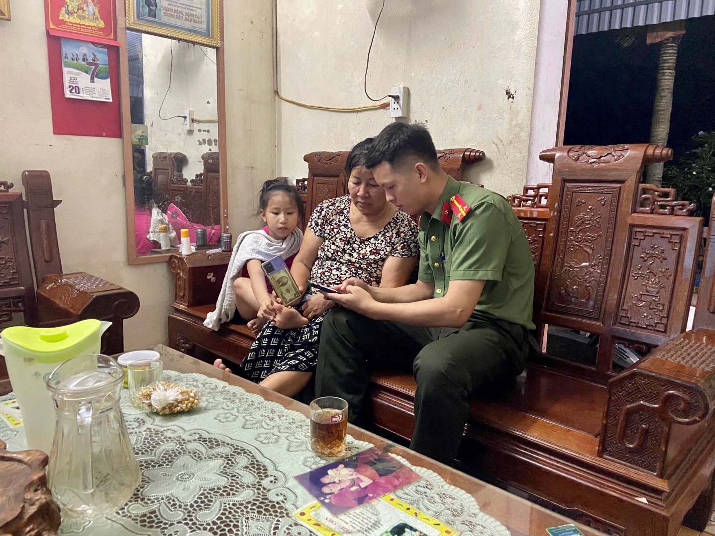 Công an Hải Hà: tổ chức ra quân tuyên tuyền, hướng dẫn nhân dân  kích hoạt định danh điện tử