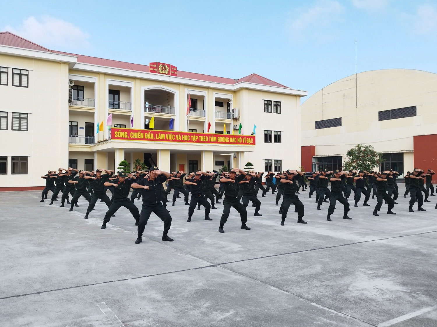 Trung đoàn Cảnh sát cơ động dự bị chiến đấu trong một buổi luyện tập