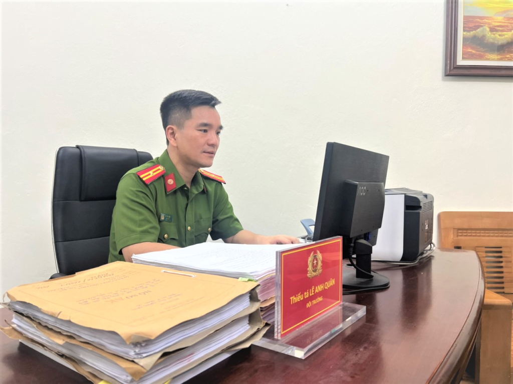 Thiếu tá Lê Anh Quân luôn trau dồi kiến thức, chuyên môn để làm tốt công tác tham mưu, đấu tranh phòng, chống tội phạm.