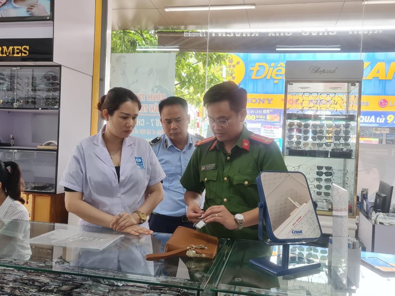 Lực lượng chức năng kiểm tra tại cơ sở kinh doanh kính mắt Xuân Trường