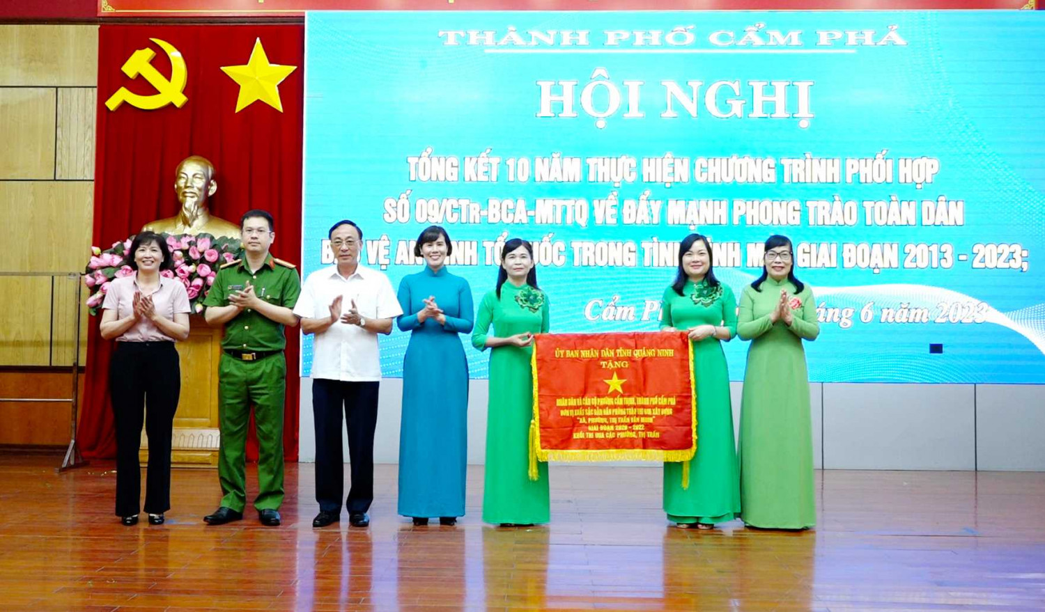 Nhân dân và cán bộ phường Cẩm Thịnh nhận cờ đơn vị xuất sắc dẫn đầu phong trào thi đua xây dựng “xã, phường, thị trấn văn minh” giai đoạn  2020 - 2022