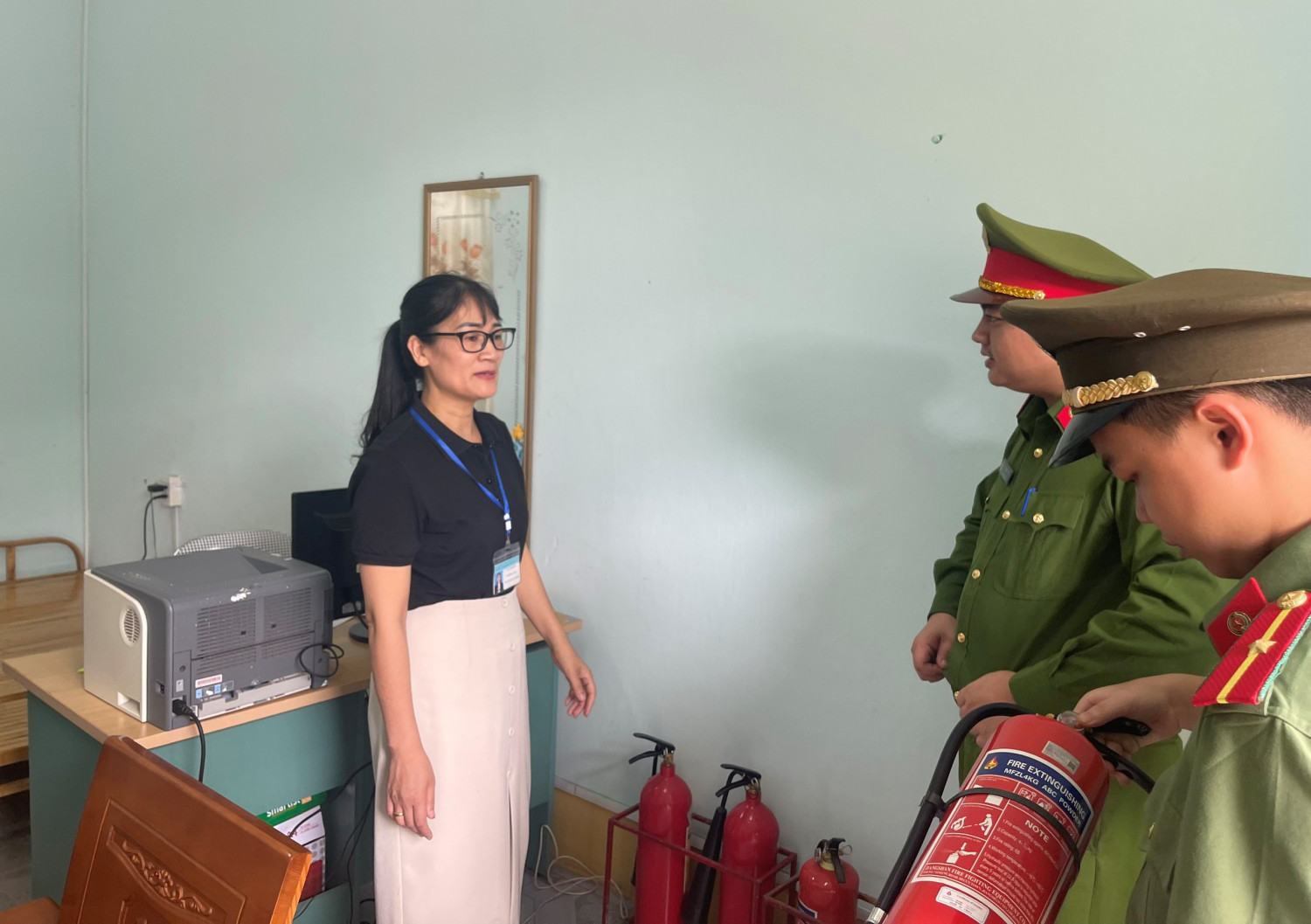 Cán bộ Công an huyện kiểm tra thiết bị PCCC tại phòng bảo quản đề thi, bài thi