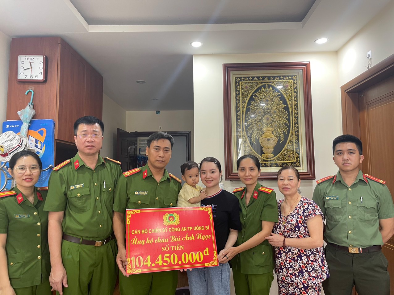Đại diện lãnh đạo Công an thành phố Uông Bí trao tiền ủng hộ gia đình Thượng uý Bùi Tuấn Hhuwng