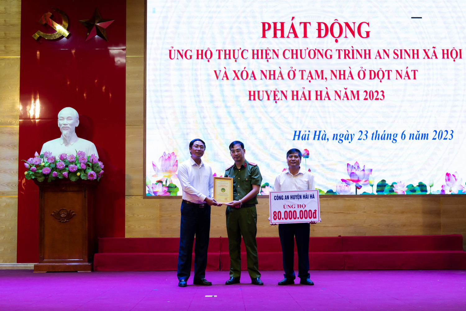Thượng tá Nguyễn Hảo Hà trao số tiền ủng hộ 80.000.000đ cho Ban Tổ chức