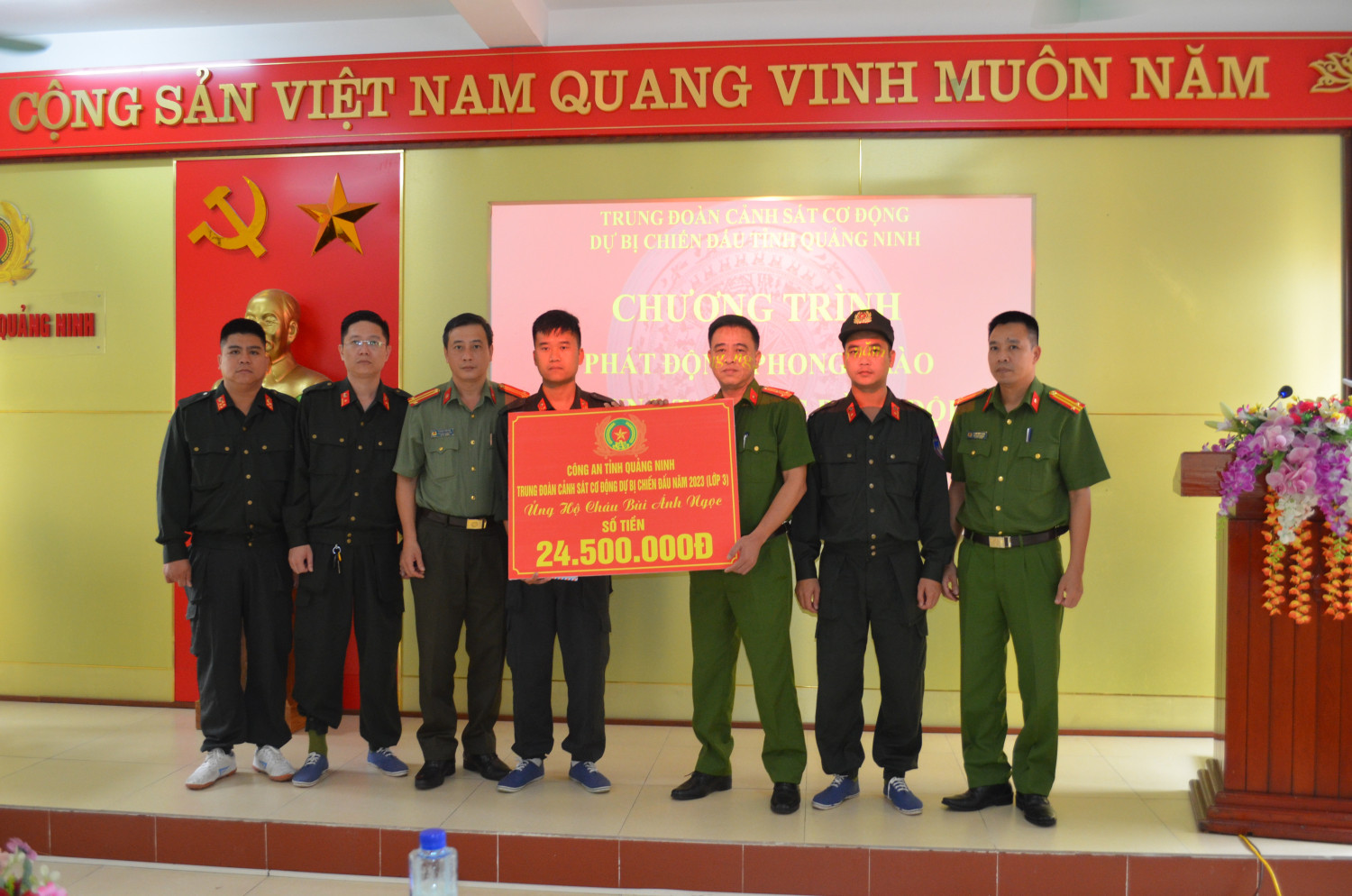 Đại diện lãnh đạo Phòng Cảnh sát cơ động, Trung tâm huấn luyện và bồi dưỡng nghiệp vụ, ban cán sự lớp 3 Trung đoàn Cảnh sát cơ động dự bị chiến đấu trao tiền ủng hộ cho đồng chí Thượng uý Bùi Tuấn Hưng