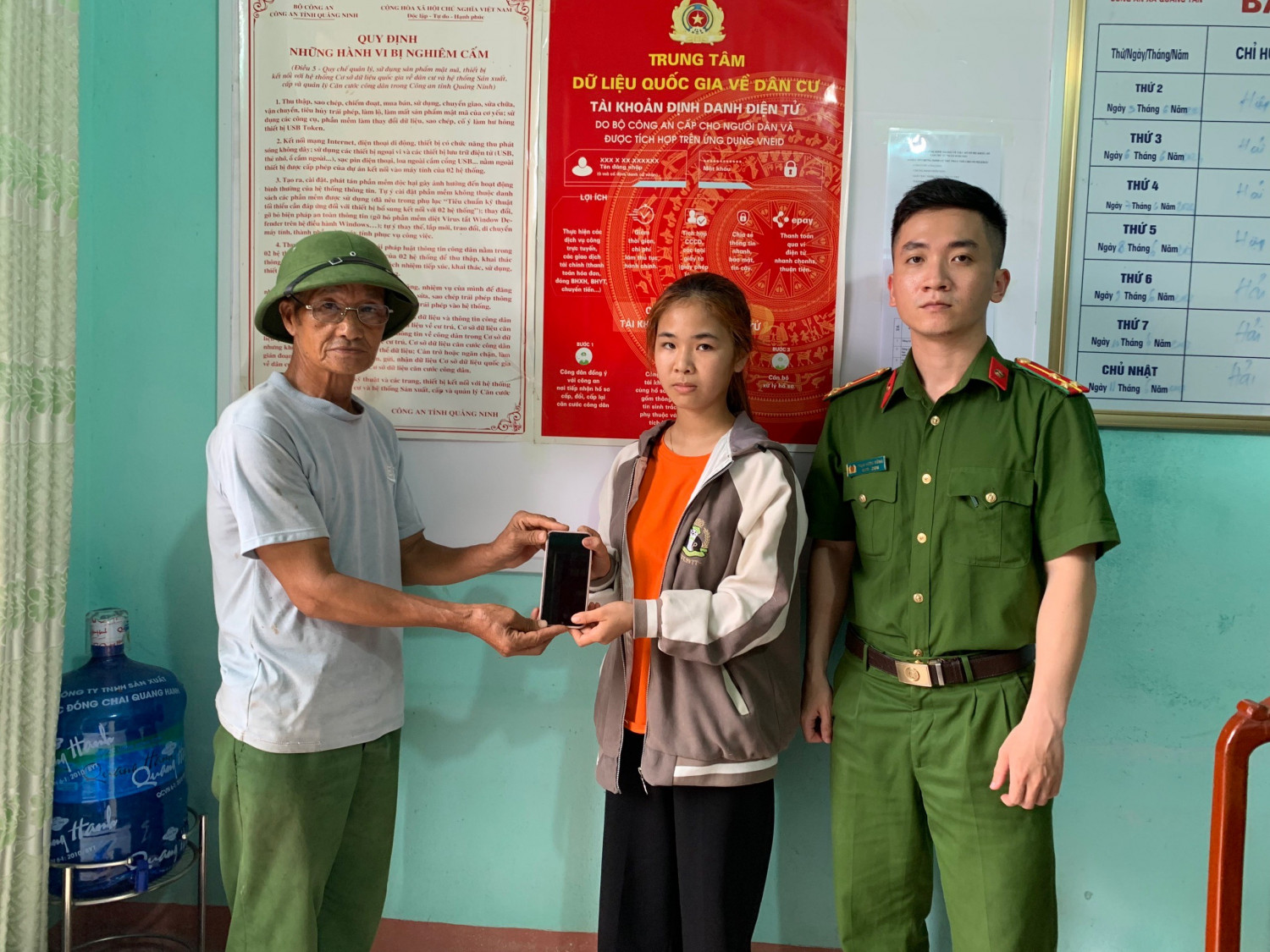 Công an xã Quảng Tân trao trả chiếc điên thoại cho cháu Hồng