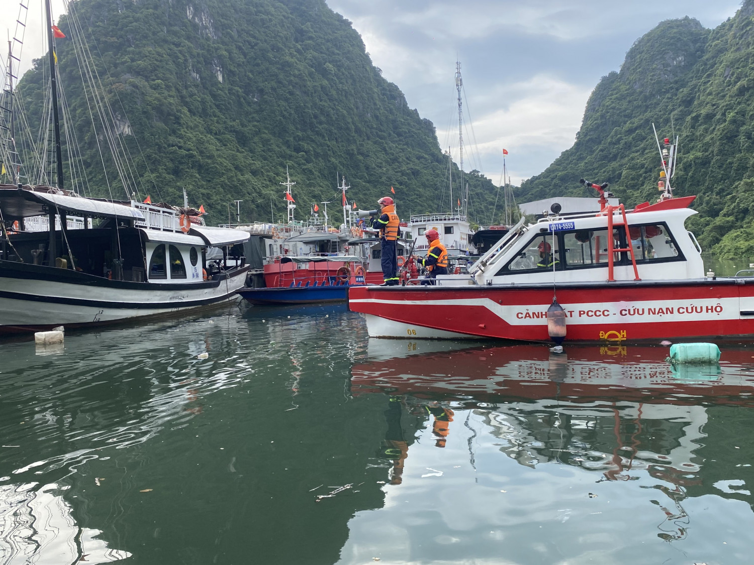 Lực lượng Cảnh sát PCCC và CNCH Công an tỉnh Quảng Ninh tuyên truyền cho người dân về tình hình Bão Số 1 năm 2023; hướng dẫn các phương tiện về nơi tránh, trú bão an toàn.