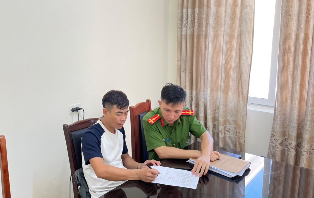 Cán bộ Công an huyện Cô Tô giao Quyết định xử phạt vi phạm hành chính  cho người vi phạm