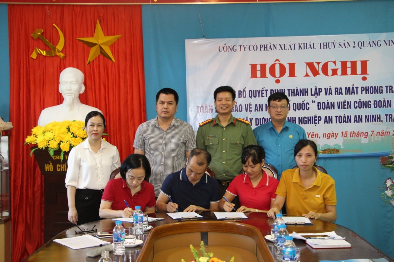 Thành viên Ban Chỉ đạo mô hình, Tổ trưởng các Tổ tự quản đã tiến hành ký giao ước thi đua