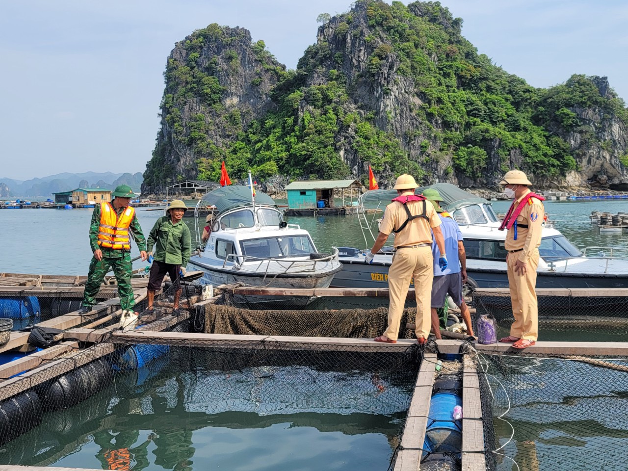 Công an TP Cẩm Phả hỗ trợ người dân chằng chéo bè mảng