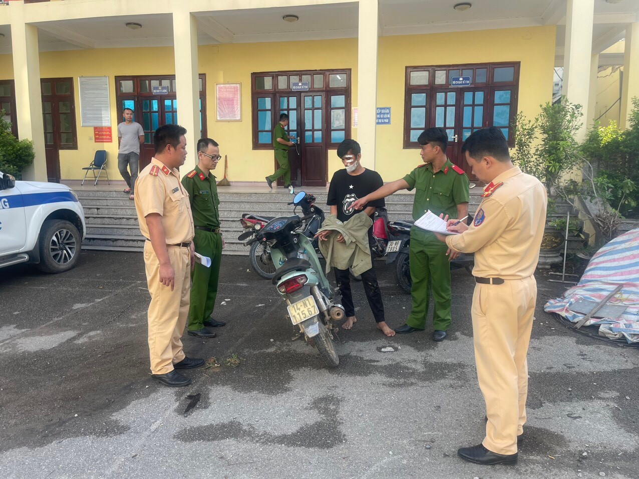 Bàn giao đối tượng và tang vật cho Công an huyện Tiên Yên