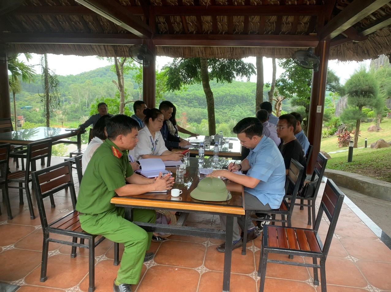 Đoàn kiểm tra hồ sơ, thủ tục của cơ sở tại xã vạn Yên