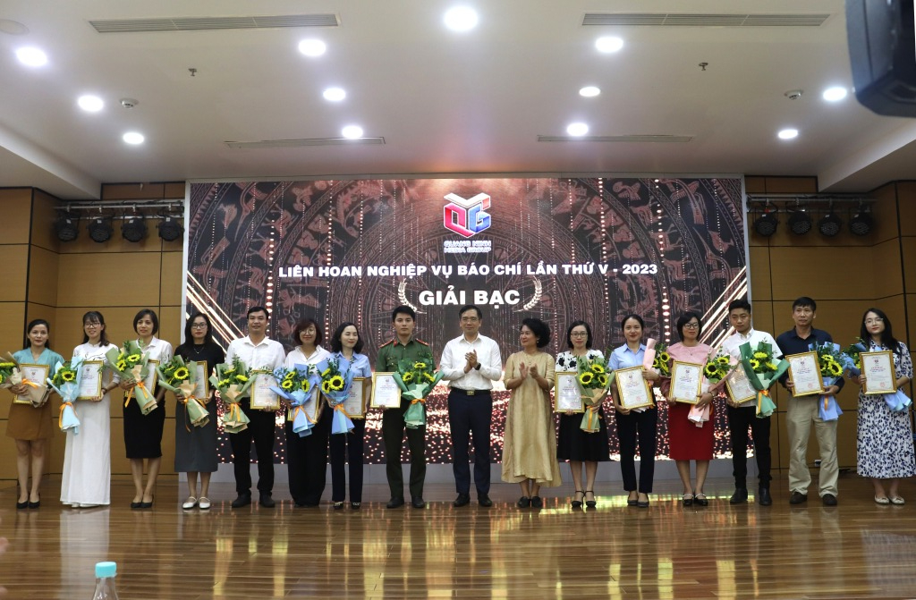 Thượng Úy Hoàng Quốc Xã, cán bộ Phòng Công tác đảng và Công tác chính trị đạt giải Bạc truyền hình thể loại phóng sự dài.