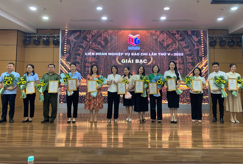 2114270 ban to chuc trao giai bac cho cac tac gia nhom tac gia tham gia lien hoan 12112412